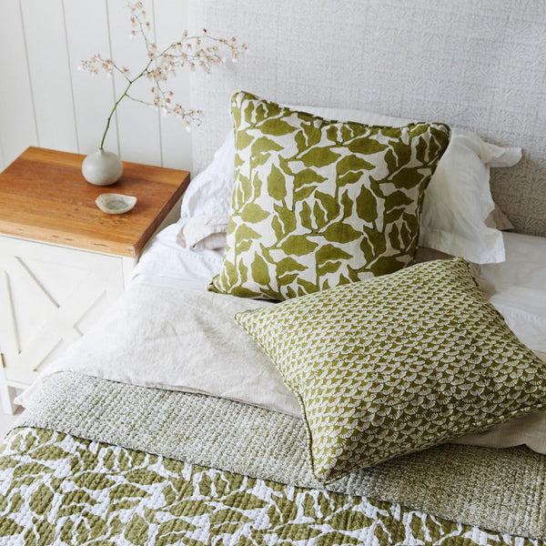 Flores_Moss_Pillow_on_bed